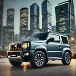 ミディアムグレーのスズキ・ジムニーが都会の街並みに映える。スタイリッシュでタフなデザインが特徴。