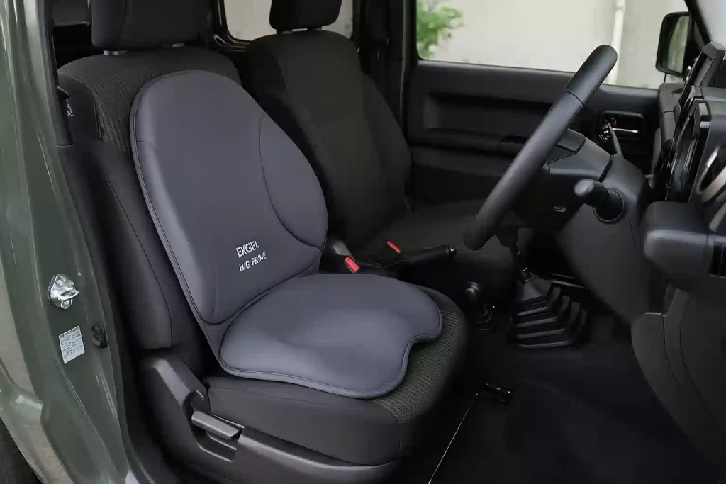 スズキジムニーの運転席に「エクスジェル ハグドライブ」のシートクッションが設置されている写真。腰をしっかりサポートする形状がよくわかる。