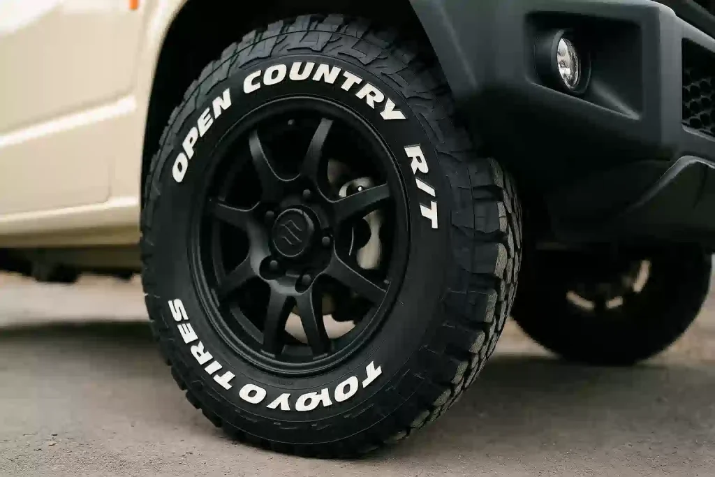 スズキジムニーに装着された「TOYO TIRES OPEN COUNTRY R/T」のクローズアップ。ゴツゴツしたトレッドパターンと黒いホイールが力強い印象を与える。