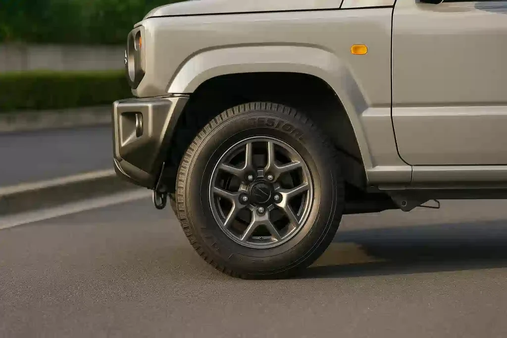 BRIDGESTONE デューラー H/L 850Ⅱを装着したジムニー。乗用車のような溝の細かいタイヤパターンがわかる。